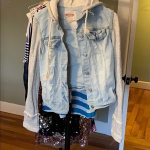 CUTE jean sweatshirt! BUNDLE FOR A DISCOUNT🎉🎉